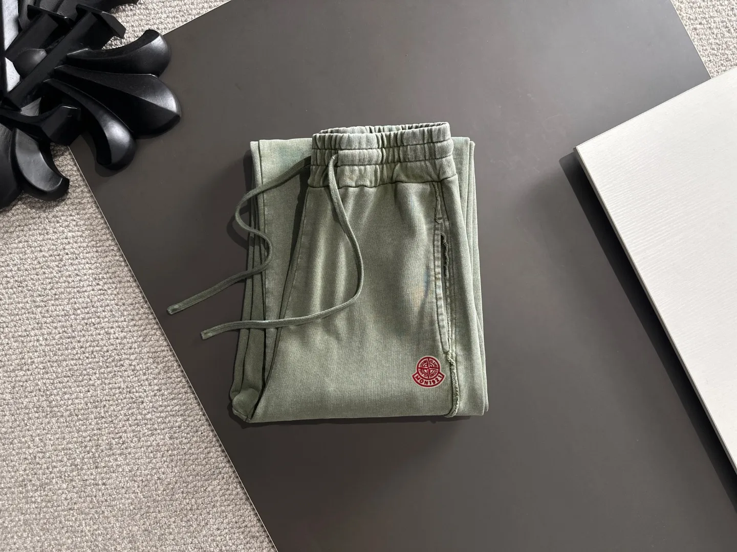 Next day shipment P360 Stone lsland/Stone Island Mouth Joint Exclusive launch of 25ss autumn and winter new high-quality trousers Compare real-life details at will The craftsmanship that ordinary small workshops cannot copy Top-level ZP development Unique imported fabric feel Purely imported German machine production Precision operation Ten thousand needle density A pair of trousers with rich details You can see the development strength A full set of new accessories can be customized simultaneously Simple yet elegant Soft, delicate and comfortable The upper body is versatile and fashionable A perfect choice for autumn and winter. A must-have item. Loose fit. Please refer to the size chart when placing an order: S to XL (or state your height and weight when placing an order)